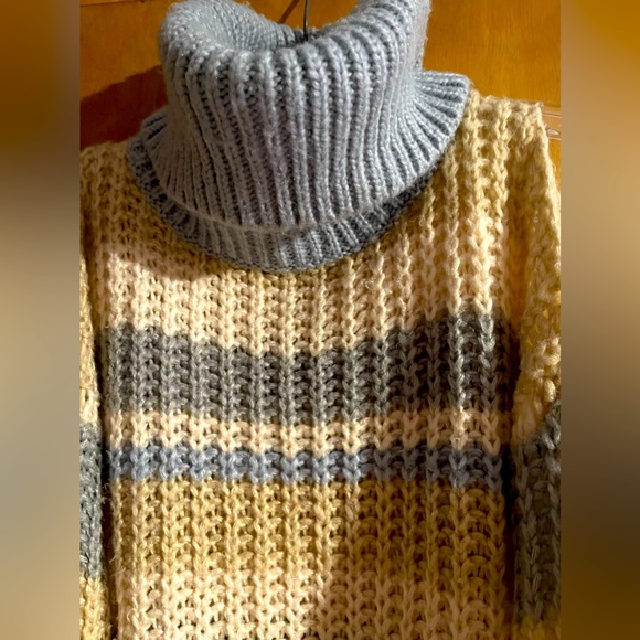 ❤️Sweater Shoulder less🌺Like New Condition turtleneck❤️ - Picture 2 of 13
